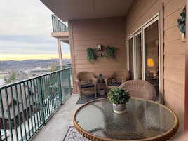 Condo, 2 Bedrooms | Property grounds