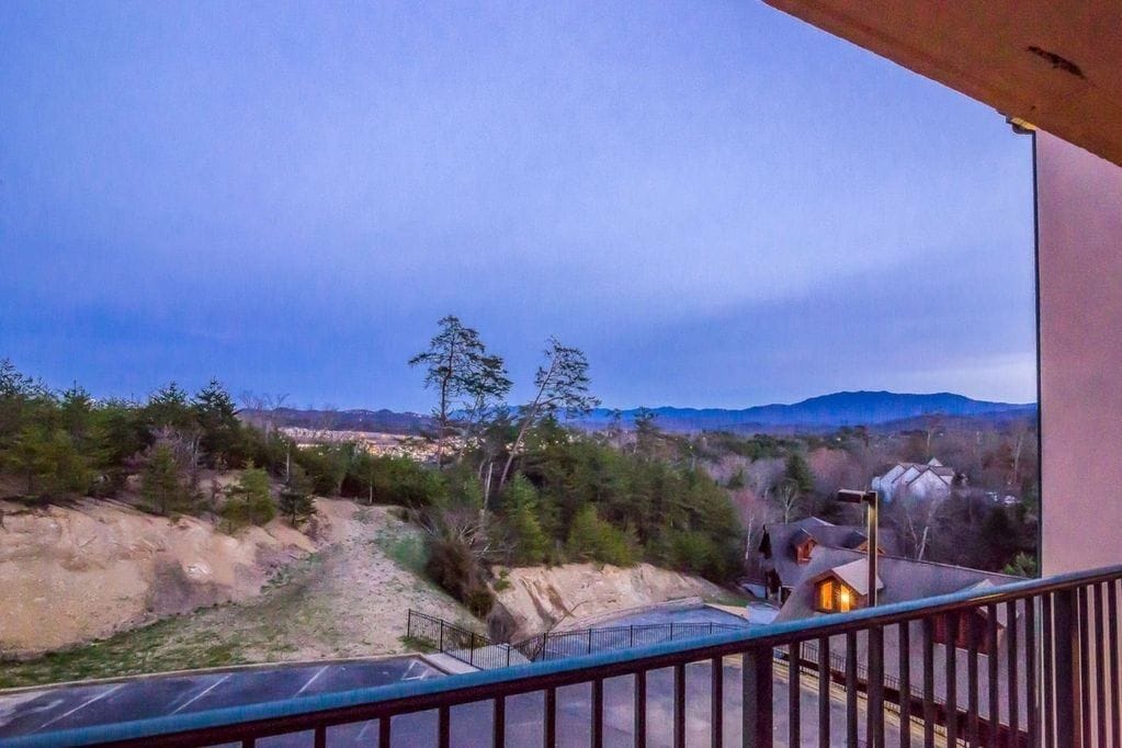 Un balcon donnant sur un paysage montagneux.