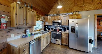 Cozy 1 Bedroom Cabin by RedAwning