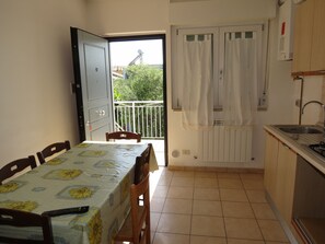 Appartamento, 2 camere da letto, balcone, vista mare | Area soggiorno | TV a schermo piatto