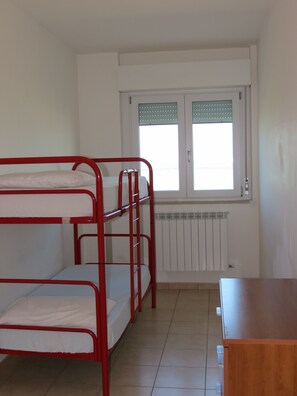 Appartement, 2 chambres, balcon, vue mer | 2 chambres, lits bébé (gratuits), Wi-Fi gratuit