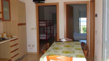 Apartment, 2 Schlafzimmer, Balkon, Meerblick | Wohnbereich