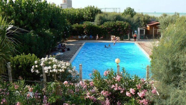 Una piscina al aire libre de temporada