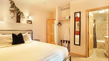 Condo, 1 Bedroom | 1 bedroom, laptop workspace, iron/ironing board, free WiFi