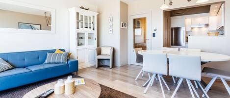 Apartment, 2 Bedrooms (Kentucky 603) | Living area