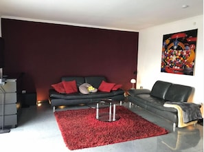 Family House, 4 Bedrooms (Stadtoase (incl. cleaning fee)) | Living room | Flat-screen TV - Haus Stadtoase (Stockelsdorf)