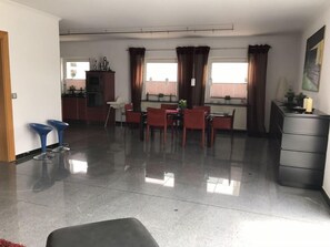 Familienhaus, 4 Schlafzimmer (Stadtoase (incl. cleaning fee)) | Wohnbereich | Flachbildfernseher
