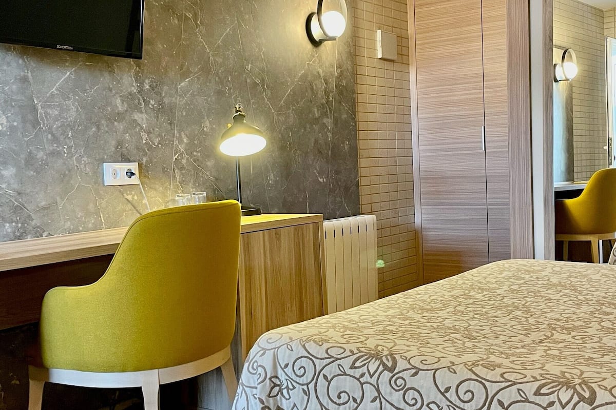 desk, cots/infant beds, rollaway beds, free wifi