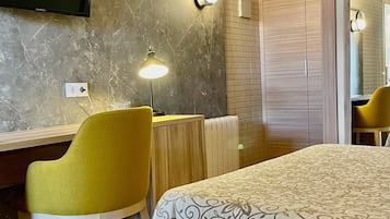 Bureau, lits bébé (en supplément), lits pliants/supplémentaires