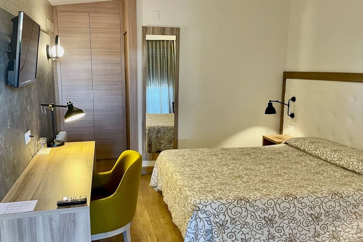 desk, cots/infant beds, rollaway beds, free wifi