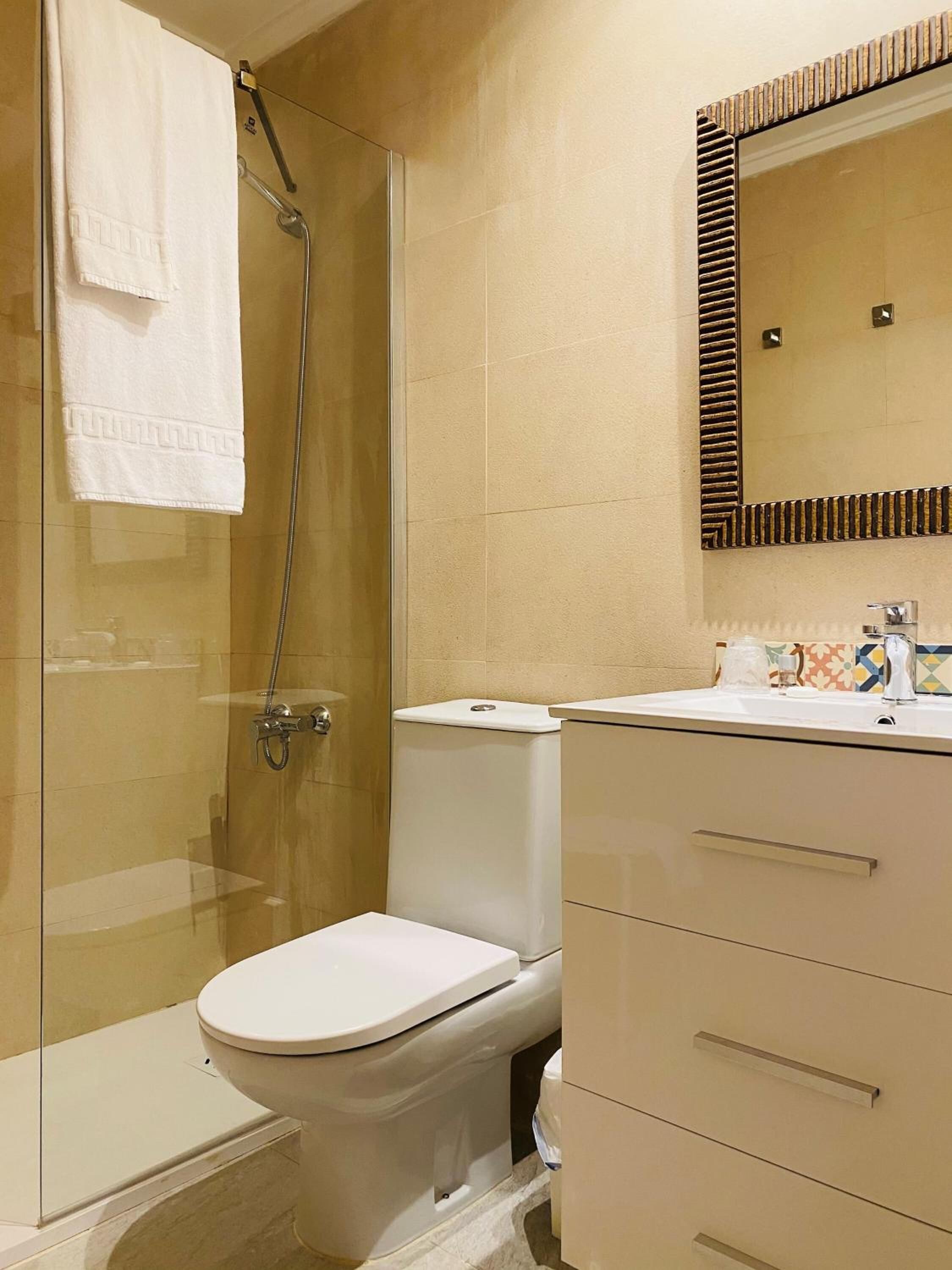 free toiletries, hair dryer