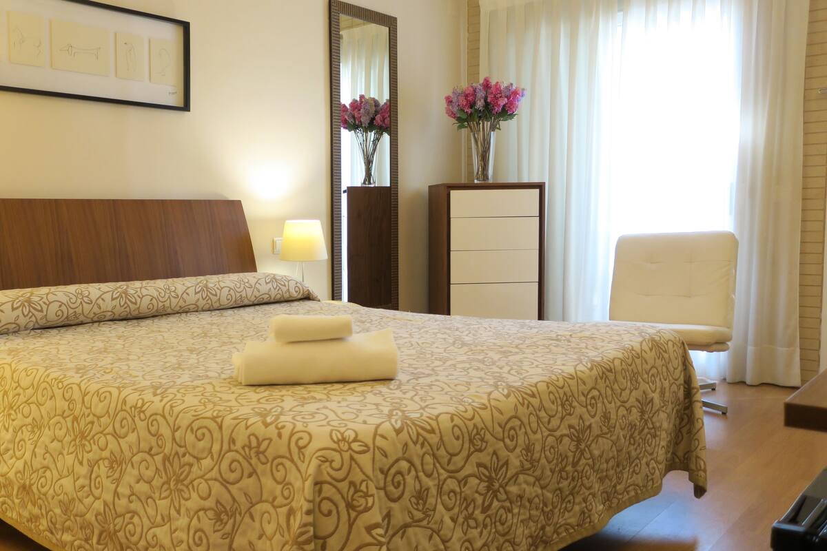 desk, cots/infant beds, rollaway beds, free wifi