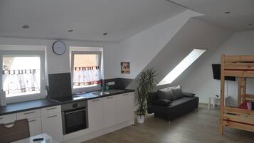 Apartment (Studio Hauptgebäude) | Private kitchen | Full-sized fridge, microwave, oven, stovetop