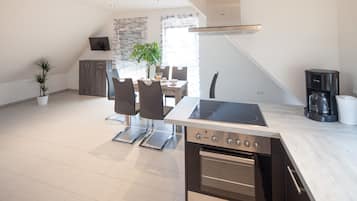 Deluxe Apartment (Nebengebäude) | Private kitchen | Full-sized fridge, microwave, oven, stovetop