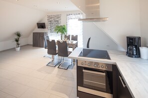 Appartamento Deluxe (Nebengebäude) | Cucina privata | Frigorifero con congelatore, microonde, forno, piano cottura