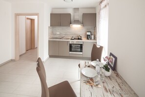 Apartment, 1 Bedroom (Nebengebäude) | Private kitchen | Full-size fridge, microwave, oven, stovetop