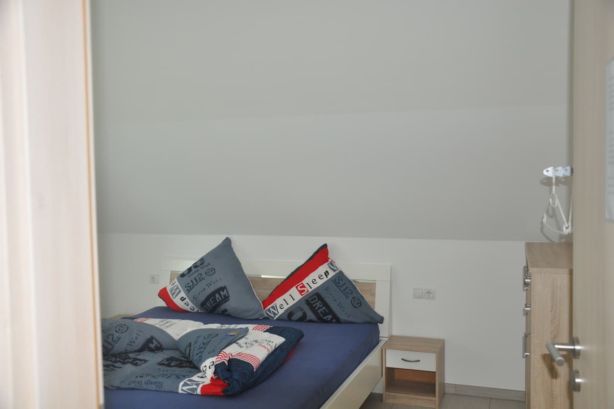 Apartemen Deluks (Nebengebäude) | Tirai kedap cahaya, tempat tidur bayi (biaya tambahan), dan Wi-Fi gratis