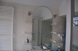 Apartment, 2 Bedrooms (6Pax Hauptgebäude) | Bathroom | Shower, hair dryer, towels
