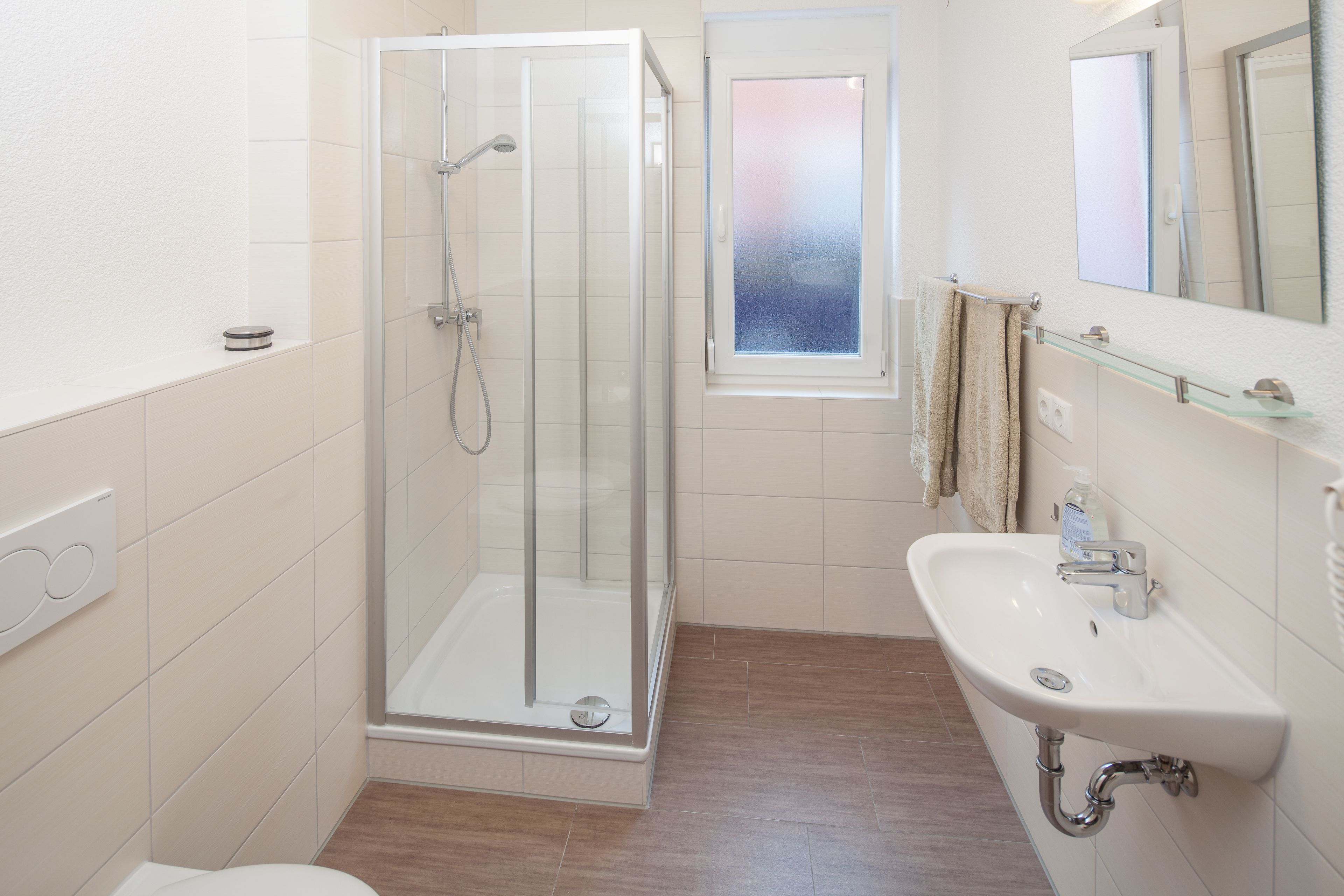 Een douche, een haardroger, handdoeken