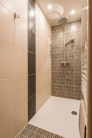Apartment, 2 Bedrooms (San Remo 501) | Bathroom | Separate tub and shower