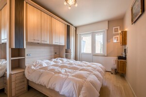 2 habitaciones, tabla de planchar con plancha, cunas y wifi gratis