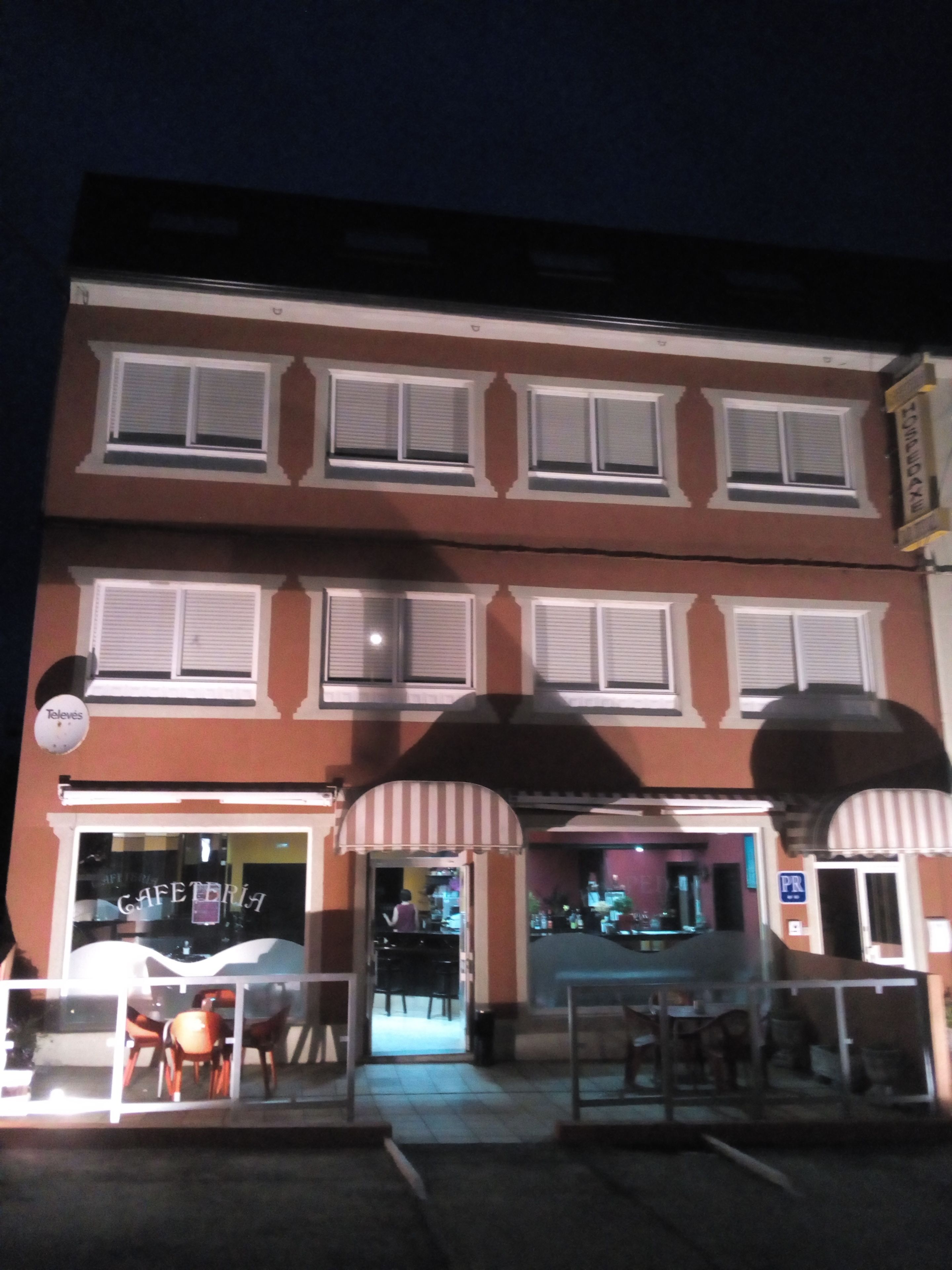 Bagian depan properti - sore/malam