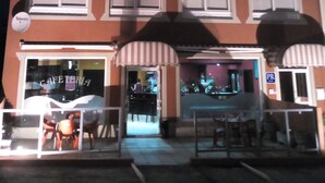 A multi-story building with a ground-floor cafe and restaurant. - Hospedaxe Don Manuel (O Vicedo)