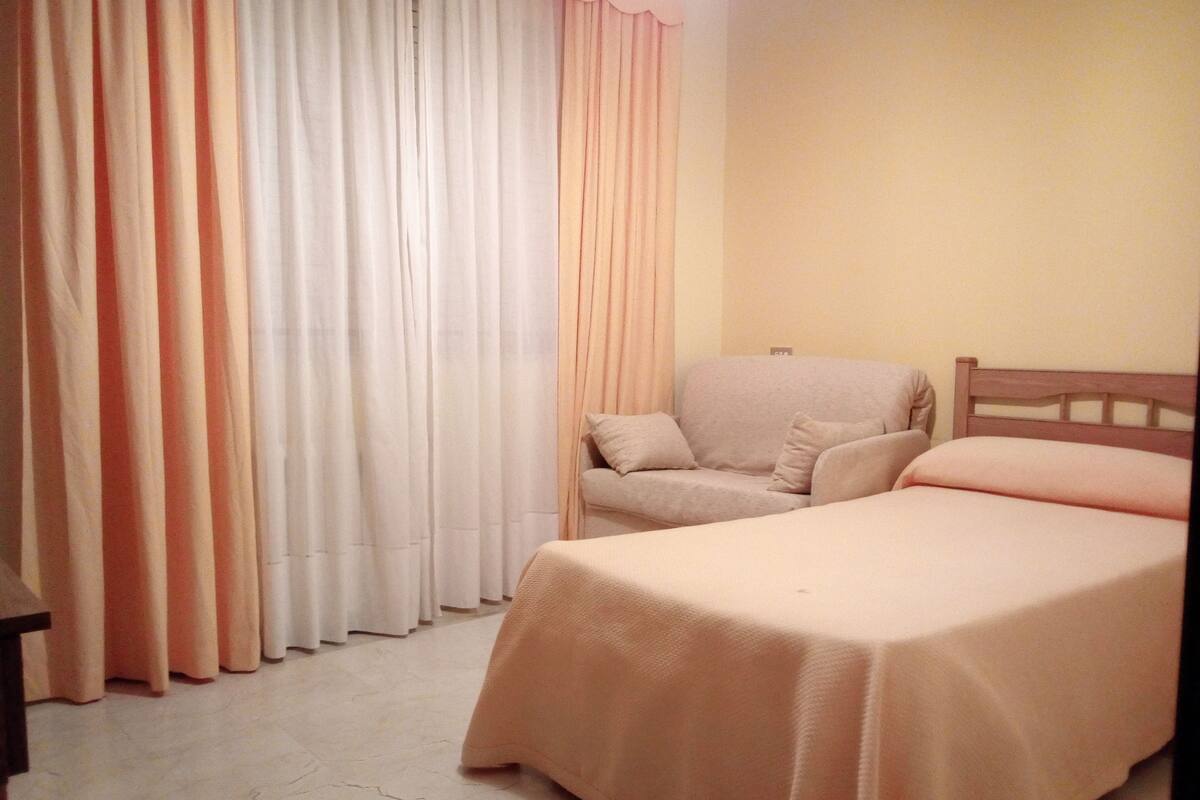 Escritorio, wifi gratis y ropa de cama