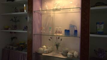 Mini-frigorifero, forno, piano cottura, pentole/stoviglie/utensili