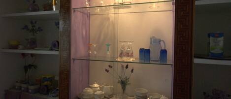 Mini-Kühlschrank, Ofen, Herdplatte, Kochgeschirr/Geschirr/Besteck