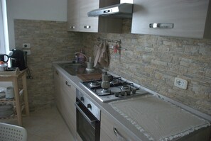 Mini-fridge, oven, stovetop, cookware/dishes/utensils - B&B Vittorio Emanuele (San Benedetto del Tronto)