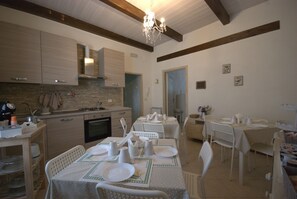 Mini-fridge, oven, stovetop, cookware/dishes/utensils - B&B Vittorio Emanuele (San Benedetto del Tronto)