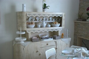 Mini réfrigérateur, four, plaque de cuisson