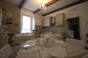 Mini-fridge, oven, stovetop, cookware/dishes/utensils - B&B Vittorio Emanuele (San Benedetto del Tronto)