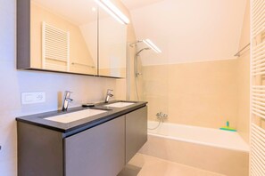 Apartment, 4 Bedrooms (Zeegerucht 201) | Bathroom
