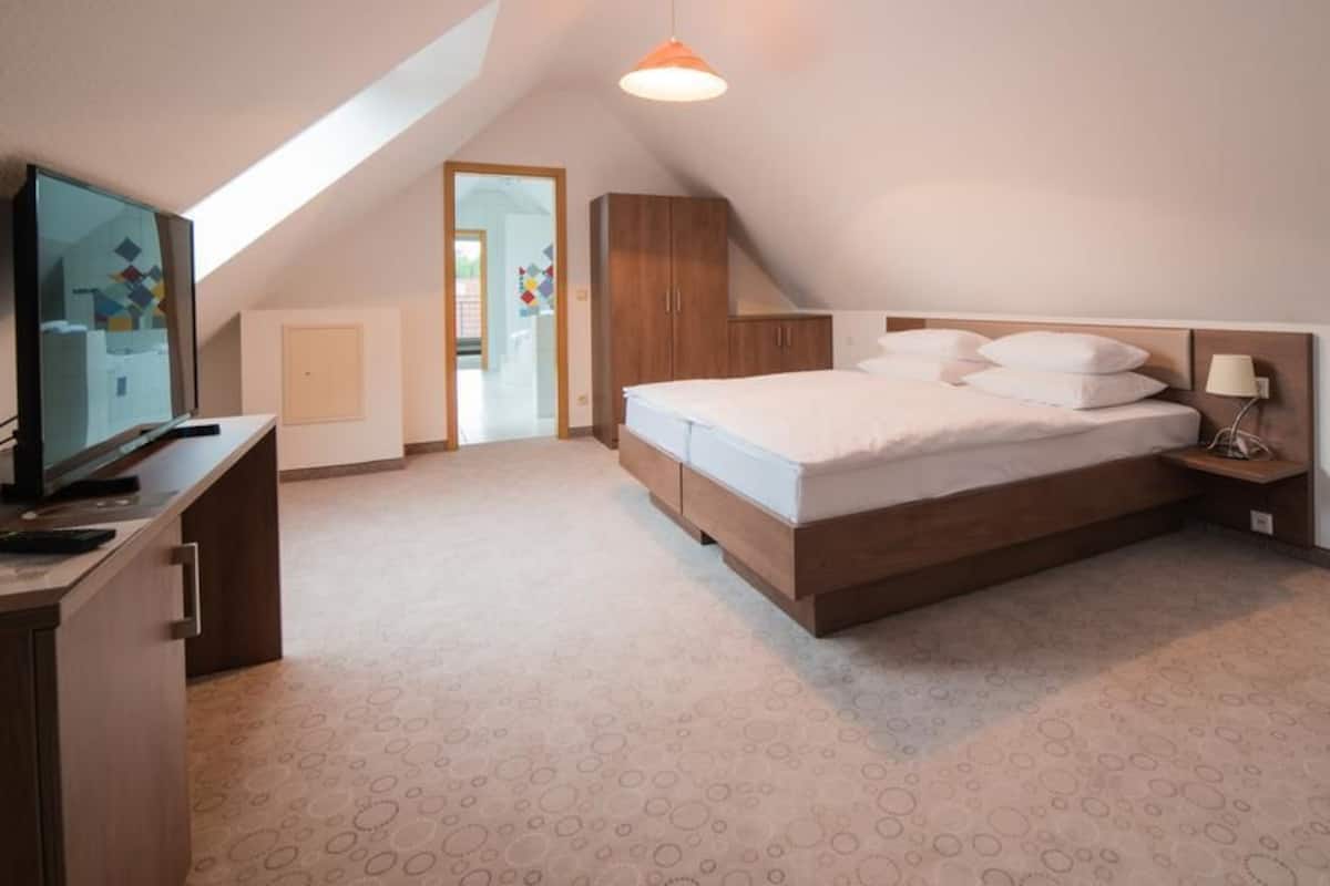 Suite, 3 soverom | Minibar, lydisolert, ekstrasenger (mot et tillegg) og wi-fi (inkludert)