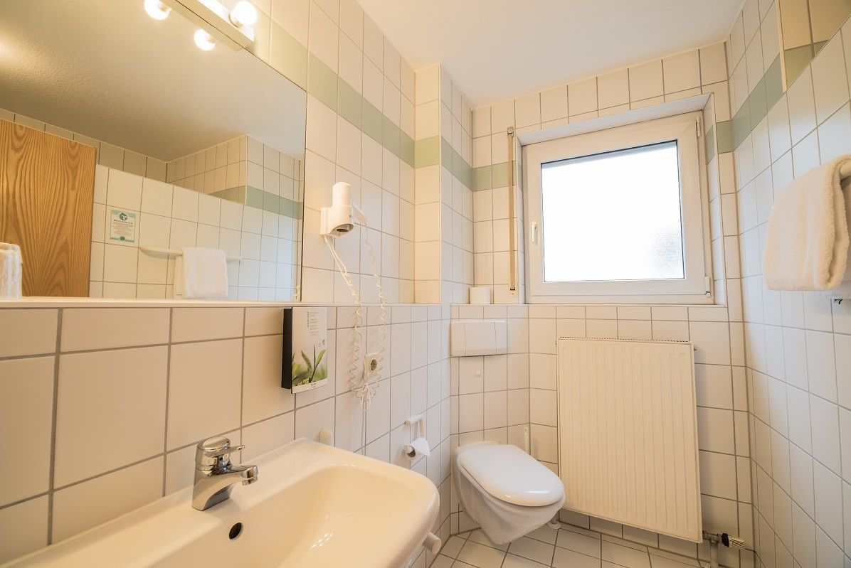 single room | bathroom | free toiletries, hair dryer, towels