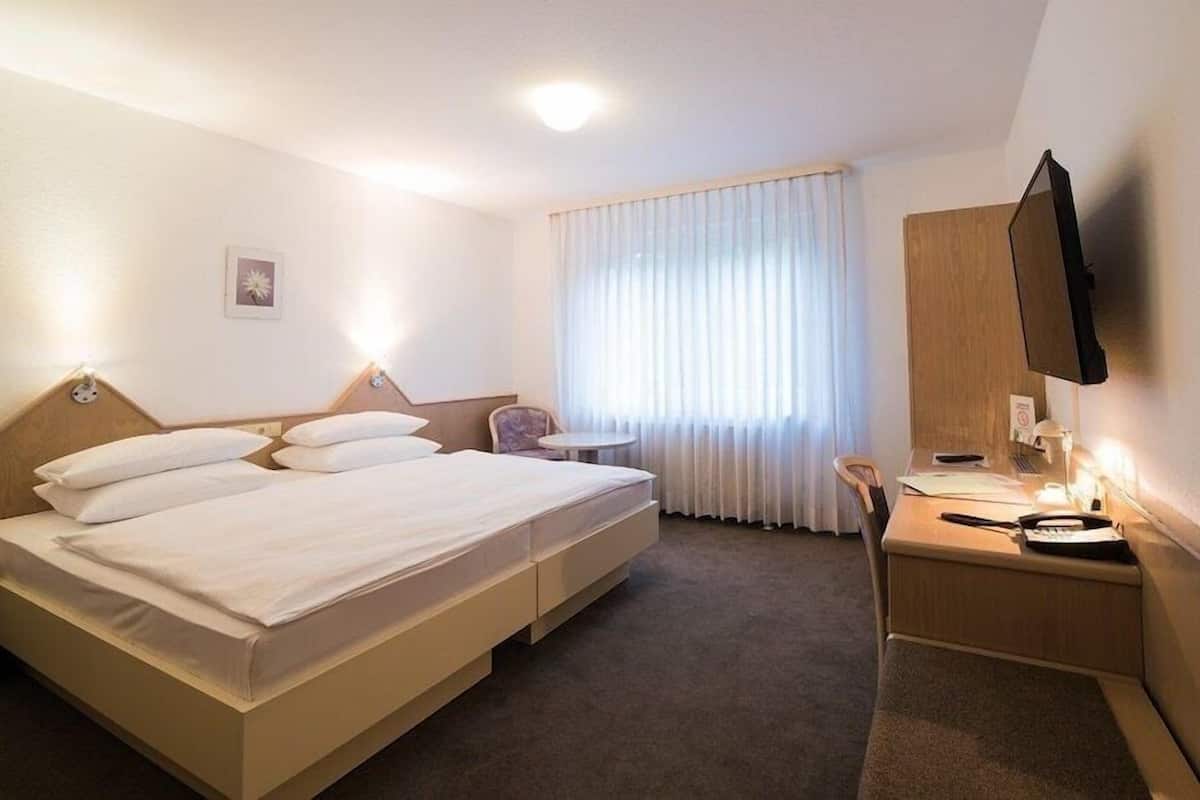 Minibar, lydisolert, ekstrasenger (mot et tillegg) og wi-fi (inkludert)