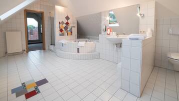 Kostenlose Toilettenartikel, Haartrockner, Handtücher
