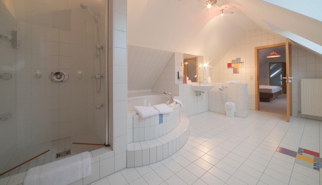suite, 3 bedrooms | bathroom | free toiletries, hair dryer, towels