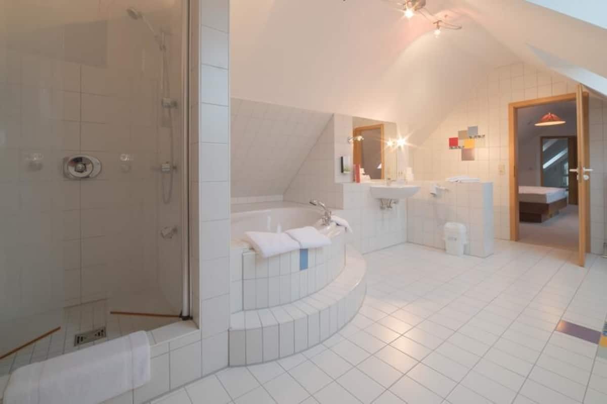 suite, 3 bedrooms | bathroom | free toiletries, hair dryer, towels