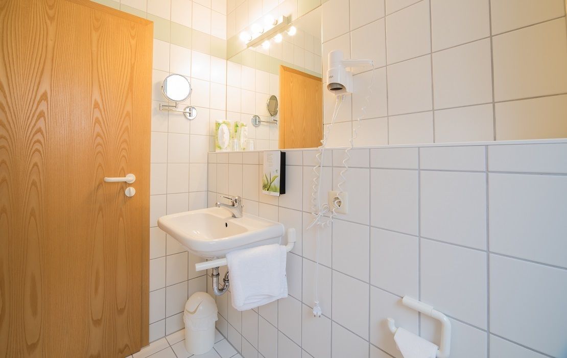 single room | bathroom | free toiletries, hair dryer, towels