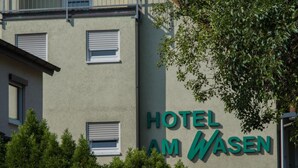 A building with a sign that reads "HOTEL AM WASEN". - Hotel am Wasen (Freiberg am Neckar)