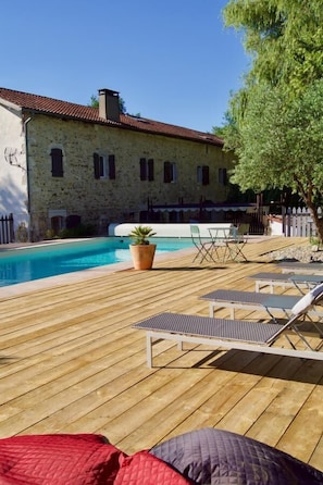 Seasonal outdoor pool, pool umbrellas, pool loungers - Maison Basta (Orthevielle)
