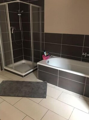 Familiehus - 4 soveværelser (Strandoase (incl. cleaning fee)) | Badeværelse | Separat badekar og bruser, hårtørrer