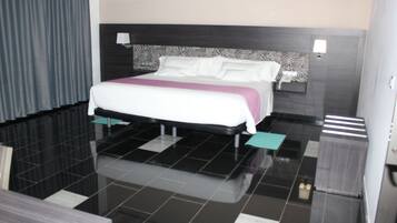 Comfort Room, Non Smoking | Minibar, in-room safe, desk, blackout curtains