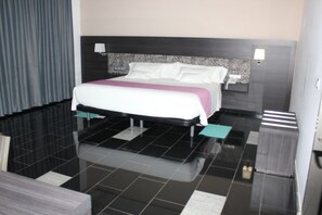 Minibar, coffres-forts dans les chambres, bureau, rideaux occultants