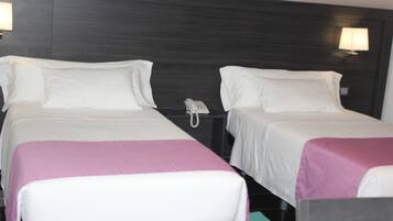 Tweepersoonskamer, voor 1 persoon, 2 eenpersoonsbedden, niet-roken | Een minibar, een kluis op de kamer, een bureau, verduisterende gordijnen