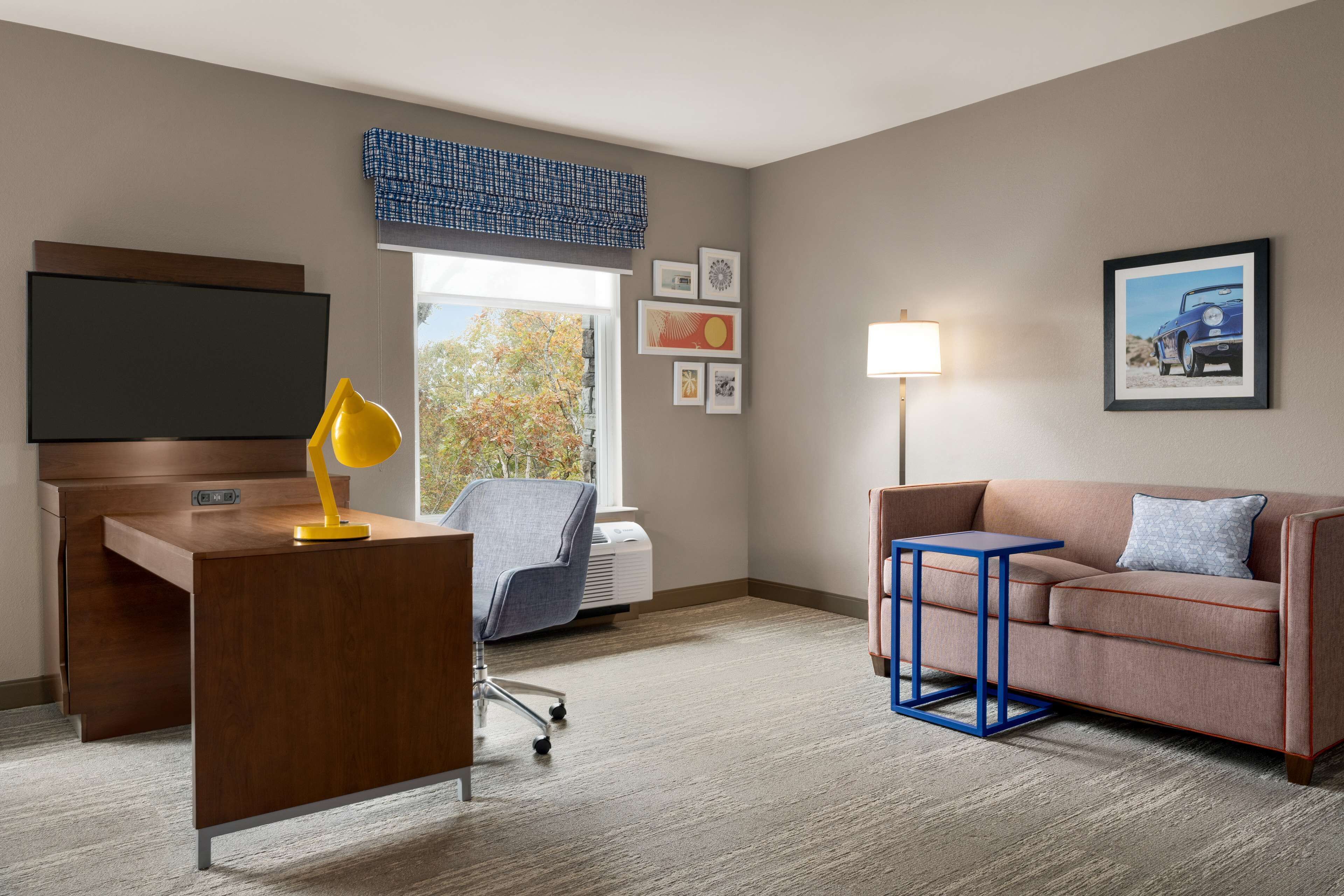 studio, 2 queen beds, refrigerator & microwave (wet bar) | living area | 50-inch flat-screen tv with premium tv channels, tv