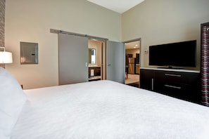 Escritorio, cortinas blackout, tabla de planchar con plancha y cunas